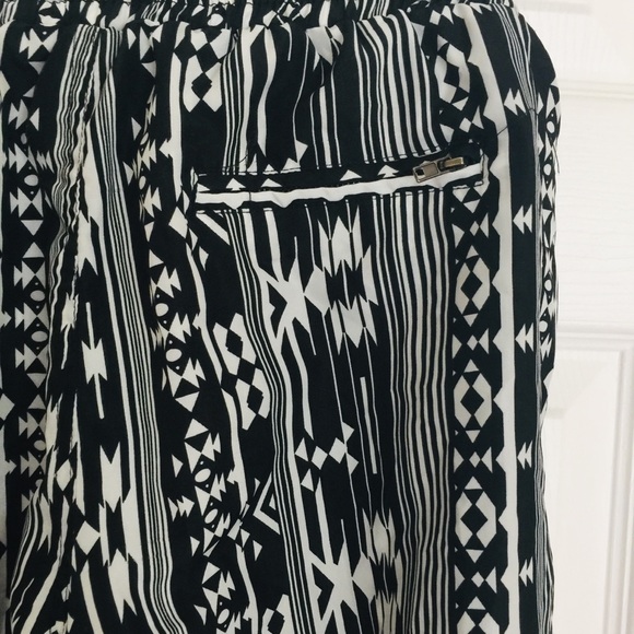 {Boutique} Black and White Aztec pattern Joggers - Picture 4 of 6